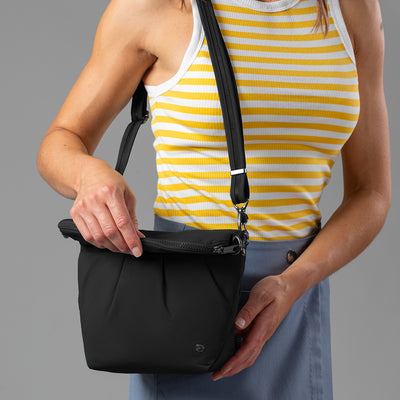 Citysafe CX Anti-Theft Convertible Crossbody (lifestyle)